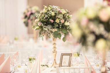 Çiçek buketi süslü bir şenlik masasında..