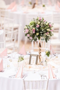 Çiçek buketi süslü bir şenlik masasında..