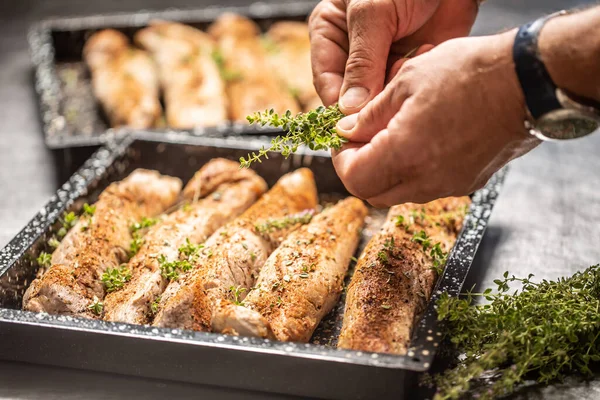 Szef Kuchni Przygotowuje Filety Wieprzowe Naczyniu Pieczenia Używa Ziół — Zdjęcie stockowe