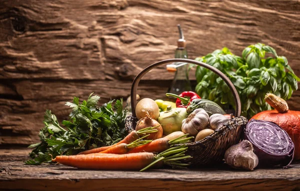 Επιλογή Φθινοπώρου Φρέσκου Τρύγου Λαχανικών Vintage Ξύλινη Επιφάνεια Και Μέσα — Φωτογραφία Αρχείου