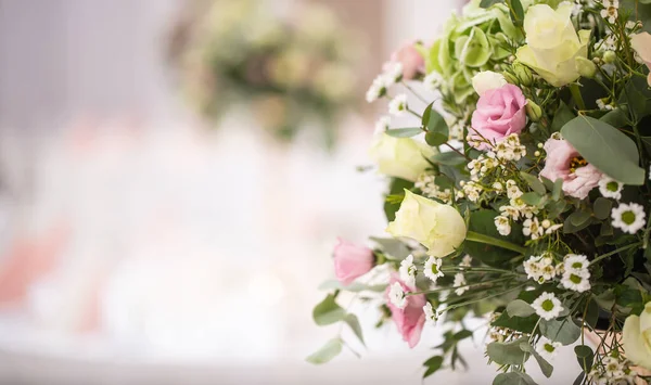 Свадебный Букет Розовых Цветов Расположенный Правой Части Фотографии — стоковое фото