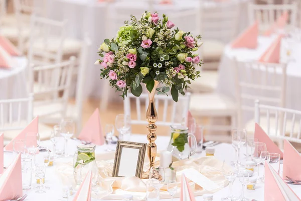 Buquê Flores Casamento Uma Mesa Festiva Decorada — Fotografia de Stock