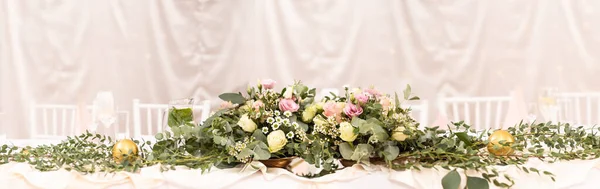 Wedding flower bouquet for newslyweds on a decorated festive table — Stock Photo, Image