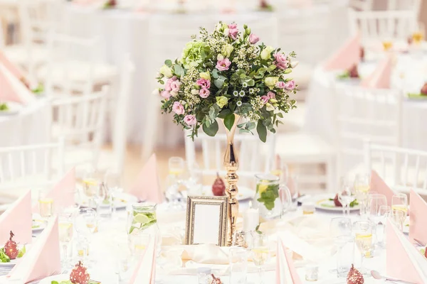 Buquê de flores de casamento em uma mesa festiva decorada — Fotografia de Stock