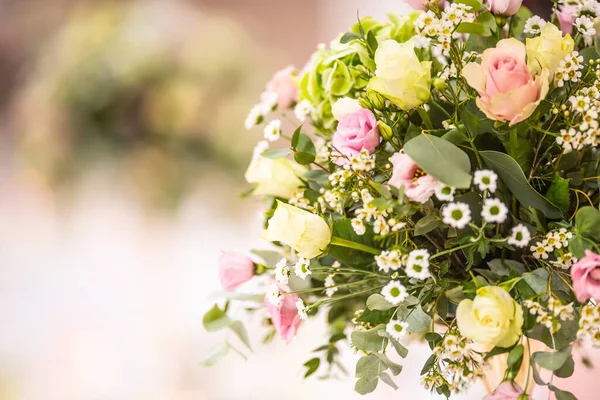 Detail van een bruiloft bloemboeket met roze rozen gelegen aan de rechterkant van de foto — Stockfoto