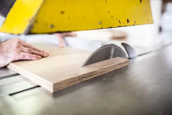 Trabalho em oficina de carpintaria com serra circular — Fotografia de Stock