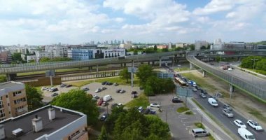 A karayolu kavşak üzerinde panoramik havadan görünümü