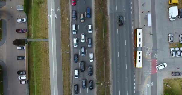 Εναέρια άποψη από ένα Drone από αυτοκίνητα που τρέχουν σε ένα Multi-Lane δρόμο. Ακριβώς από πάνω — Αρχείο Βίντεο