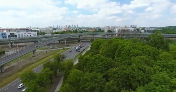Панорамный вид с воздуха на дорожный узел — стоковое видео