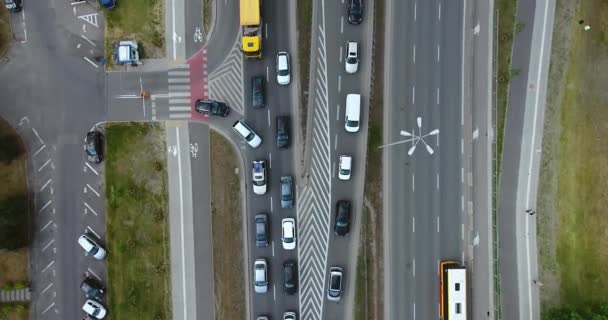 Disparo aéreo. Coches corriendo en una carretera de varios carriles. Directamente arriba — Vídeos de Stock