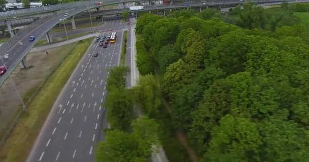 Blick auf eine Autobahn. Luftaufnahme mit hoher Geschwindigkeit — Stockvideo