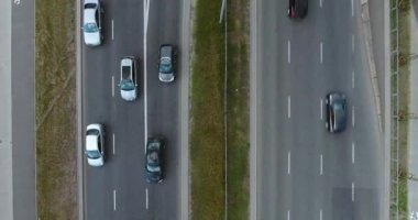 Timelapse. A karayolu veya City Road üzerinde çalışan otomobillerin hava artan atış
