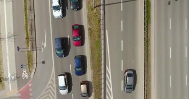 Otomobil bir çok şeritli yolda çalışan bir dron havadan görünümden. Atış kapatın