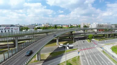 Hava atış. A otoyol kavşağı üzerinde çalışan bir araba peşinde