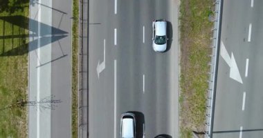 Otomobil bir çok şeritli yolda çalışan bir dron havadan görünümden. Doğrudan yukarıdaki