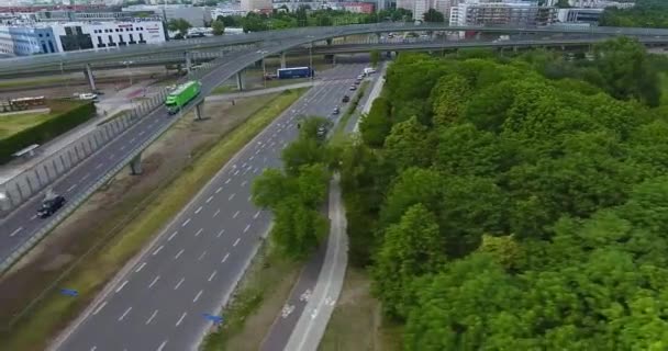 通る多車線道路。空中ショット — ストック動画