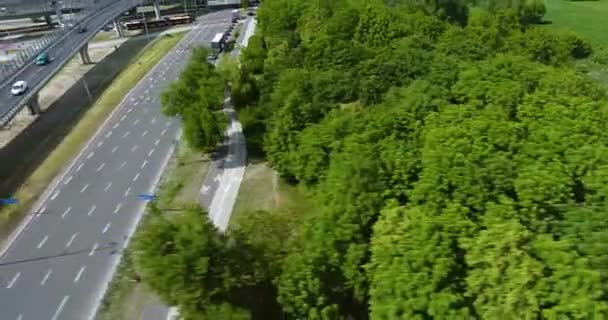 Odhalující dálniční křižovatka. Letecký snímek — Stock video