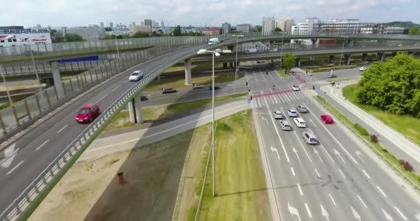 Verfolgungsjagd mit einem Auto auf einer Autobahn. Luftaufnahme — Stockvideo