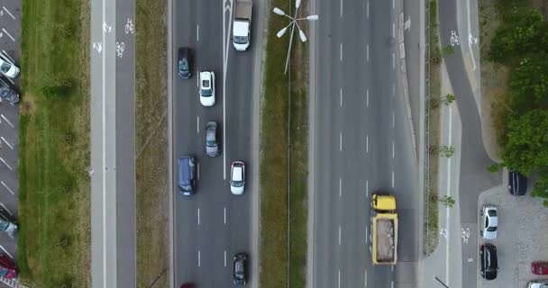 在城市道路或公路上行驶的汽车的下降空中拍摄 — 图库视频影像