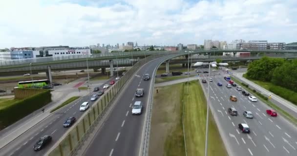 A karayolu üzerinde çalışan bir otomobil hava atış — Stok video