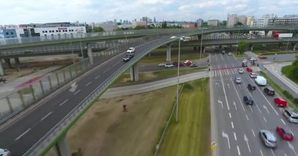 Высокоскоростная воздушная погоня за автомобилем на дороге — стоковое видео