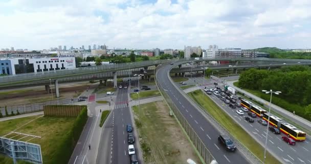 Gesamtübersicht auf einem Autobahnkreuz. Luftaufnahme — Stockvideo