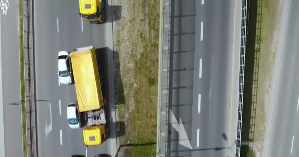 Vue Aérienne D'un Drone De Voitures Sur Une Route à Voies Multiples. Directement au-dessus 