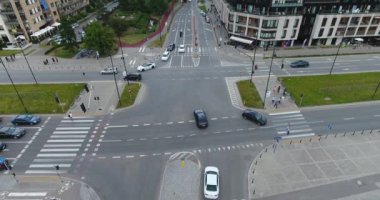 Araçları karşıdan karşıya geçerken. Hava atışı