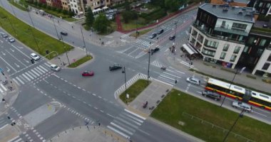 Varşova'daki A yolda hareket arabalar. Hava atışı