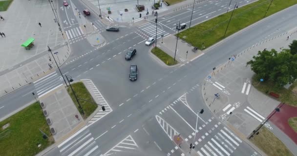 Blick von oben auf eine Kreuzung. Stadtstraße in Warschau — Stockvideo