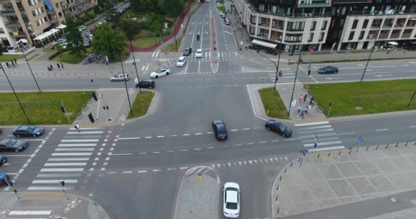 Autos überqueren die Straße. Luftaufnahme — Stockvideo