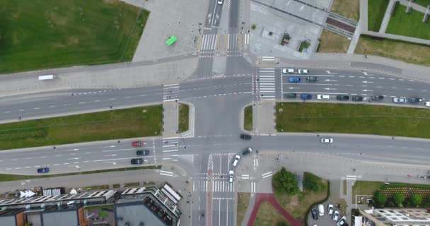 Hög vinkel syn på en City-korsningen. Drone skott — Stockvideo