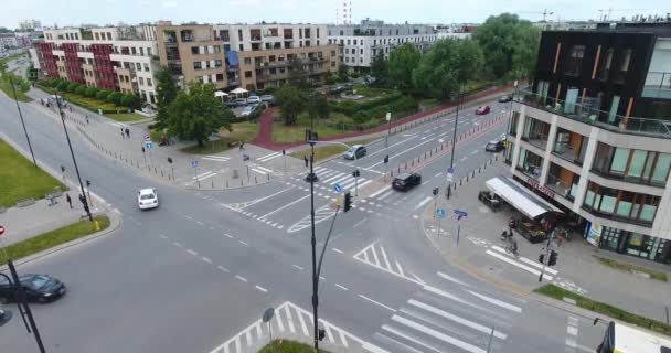 Drohnenschuss von Autos, die sich durch die Kreuzung bewegen — Stockvideo