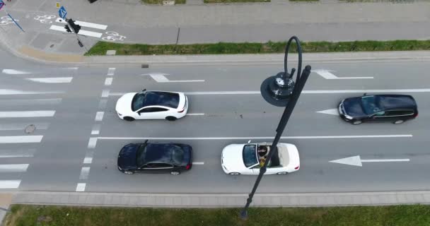 Trafic en attente devant le feu rouge. Prise de vue aérienne — Video