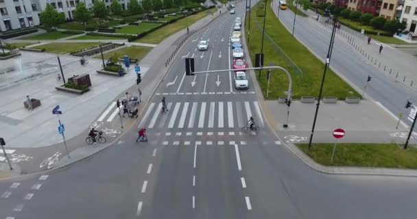 Le Ferrari stanno aspettando al semaforo rosso in una strada di Varsavia — Video Stock