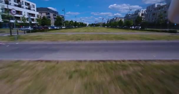 Hochgeschwindigkeitsschuss von einer Drohne, die in Bodennähe fliegt — Stockvideo