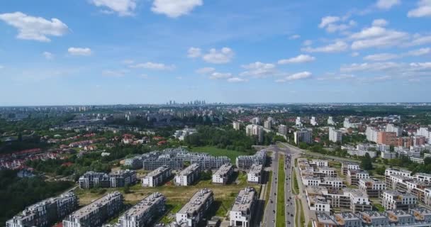 Luftaufnahme von Mehrfamilienhäusern. Innenstadt im Hintergrund — Stockvideo