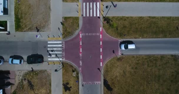 Letecký snímek režijní auta na křižovatce ulice A — Stock video
