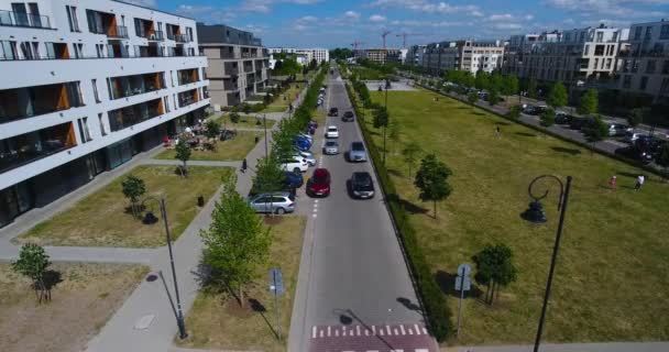 Carros correndo em uma rua no meio do complexo de apartamentos — Vídeo de Stock