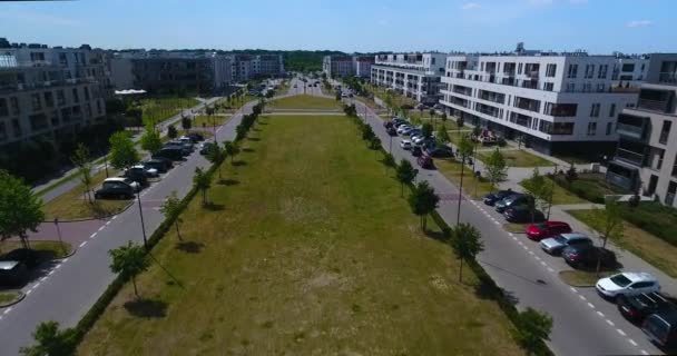 Latające nad City Road. Drone strzał — Wideo stockowe