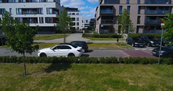 Carro dirigindo sobre colisão de velocidade. Apartamento Complexo — Vídeo de Stock