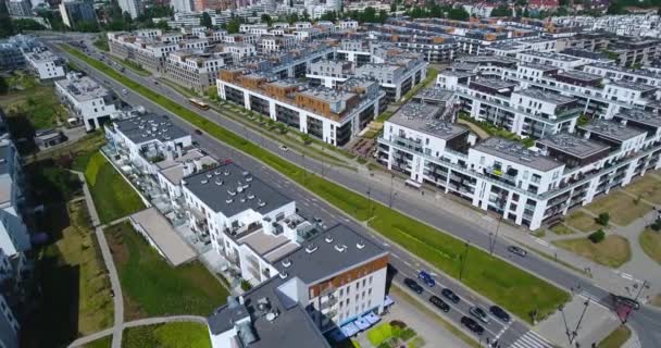 Veduta aerea drone del complesso di appartamenti a Varsavia — Video Stock