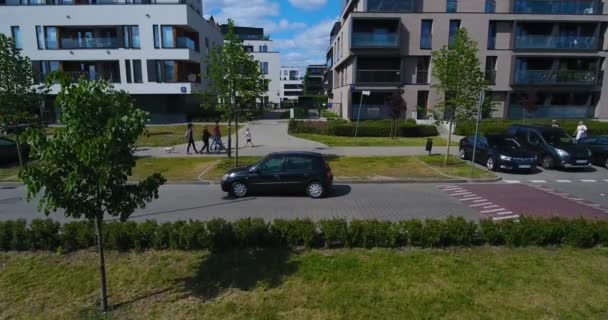 Conducción de coches a través de choque de velocidad en el área del complejo de apartamentos — Vídeo de stock