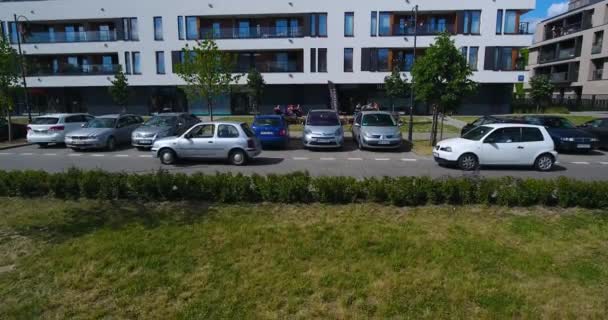 Auto verlässt Parkplatz — Stockvideo