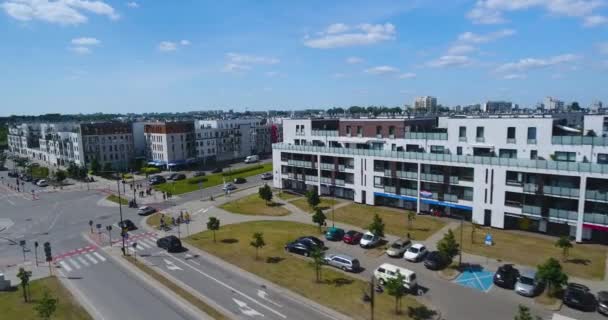 Vista de un complejo de apartamentos. Subiendo tiro — Vídeos de Stock