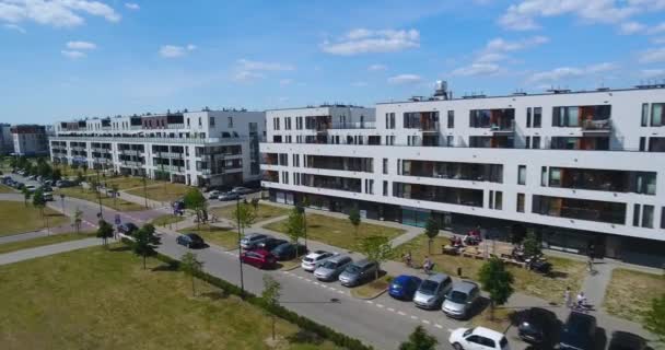 Luftaufnahme der Wohnanlage. aufgereihte Blöcke in Warschau — Stockvideo