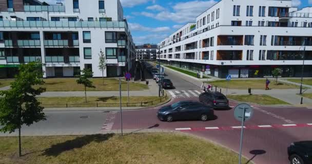 Vista aérea de casas de apartamento. Pessoas caminhando perto de — Vídeo de Stock