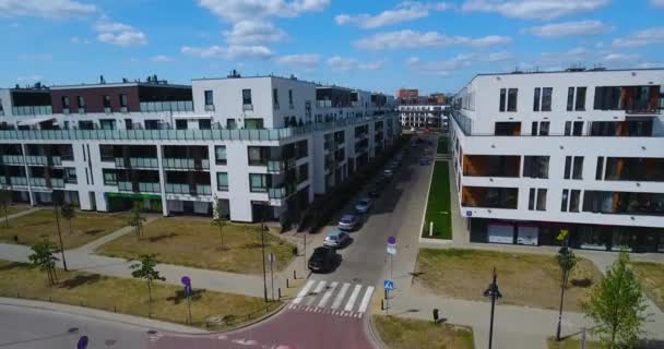 Drone schot van appartementencomplex. Luchtfoto — Stockvideo