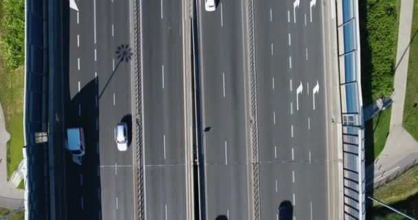 Drukke snelweg. Rush van het verkeer. Luchtfoto Drone schot van snelweg — Stockvideo