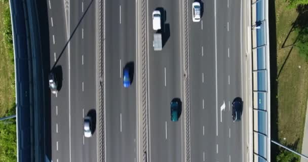 Berufsverkehr auf einer Autobahn. Luftaufnahme — Stockvideo